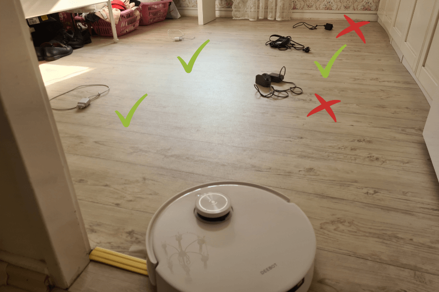 Ecovacs Deebot T10 im Hinderniserkennungstest von ausgerollten Kabeln